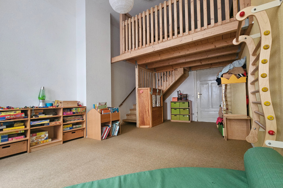 Spielzimmer der Kita mit Spielzeug und einer Hochebene